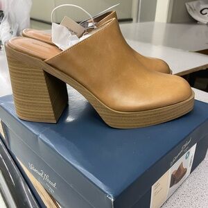 UNIVERSAL THREAD Tan Platform Mule Clogs